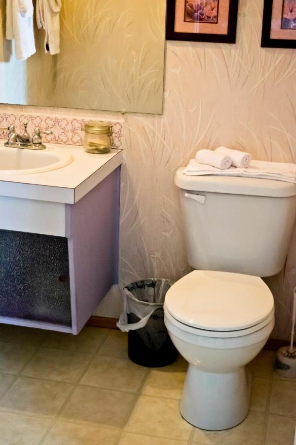 The Dewberry Homestay B&B Edmonton Esterno foto